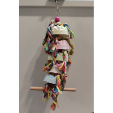 Brinquedo p/pássaro de pendurar com pedras de cálcio, cordas e tubo de madeira (15x40cm)